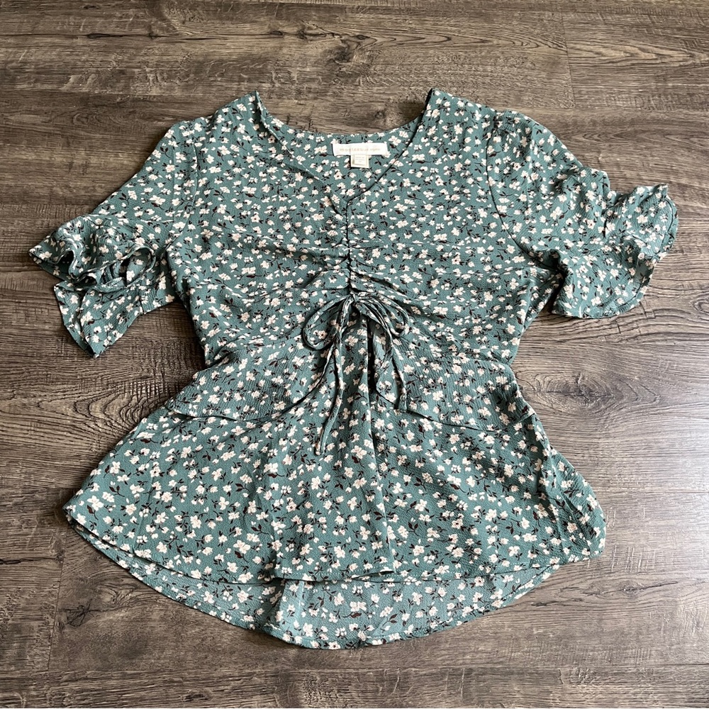 cute floral top! size: medium